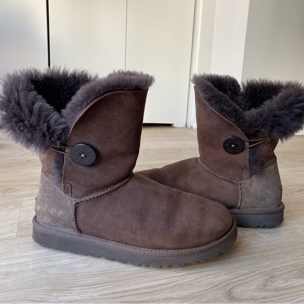 ❤️ UGG Australia Short Bailey Button - Brown - Women’s 8